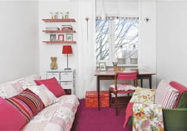 Był niemodny, z meblami na wysoki połysk, z niezbyt urodziwymi zasłonami i lampą, a do tego bardzo smutny. Zdecydowanie nieodpowiedni dla dziewięcioletniej wnuczki Alinki, która miała w nim zamieszkać. Jasne ściany, kolorowe, wesołe tkaniny i tapety totalnie odmieniły klimat wnętrza. <BR /> METAMORFOZA. Szafka to jeden z nielicznych nowych nabytków. W koszach Alinka trzyma swoje skarby. Wieczorem mebelek zmienia się w szafkę nocną. Pomyślano też o lampce, przy której dziewczynka może czytać przed snem. Półeczki na książki i dekoracje zajęły pusty fragment ściany przy oknie. Dobierając ich kolor, stylistka konsekwentnie trzymała się palety barw wybranej do tego wnętrza. Roleta i wąskie białe zasłony nie tylko rozjaśniły wnętrze, ale pozwoliły też praktycznie wykorzystać niezagospodarowany dotąd fragment ściany przy oknie. <BR /> KOSZT 1198 zł