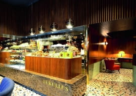 Elegancko, trochę retro. Wystrój zainspirowany tym, co najlepsze w stylu lat 50. i 60. Ciastka piętrzą się na starych platerach.