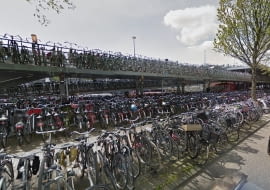 Okolice głównego dworca w Amsterdamie - to tutaj ma powstać podwodny parking rowerowy
