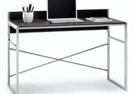 Wygląd biurka ma oczywiście duże znaczenie, jednak ważniejsza od designu jest choćby wielkość i wysokość blatu oraz dodatkowe wyposażenie. Dopasujmy biurko do swojego wzrostu i do rodzaju wykonywanej pracy. Fresno, laminowana płyta i metal, 120 x 60 cm, wys. blatu 84 cm, 199 zł, Jysk