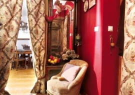 Ścianę oddzielającą przedpokój od pokoju dziennego usunięto, a w szerokim przejściu powieszono kotarę z podwójnie złożonej grubej tkaniny.