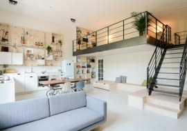 Mieszkanie w dawnej szkole. Salon z antresolą.