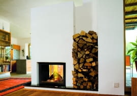 Wkład kominkowy z dwiema szybami - przednią i tylną (na przestrzał) może stanowić element ściany dzielącej duże pomieszczenie na mniejsze części