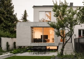 Przebudowa bliźniaka z lat 70. - nadwieszona od boku i ogrodu bryła. Proj. MFRMGR Architekci