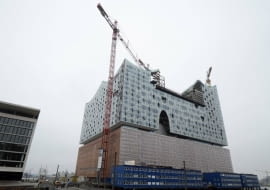 The construction site for the Elbphilharmonie (Philharmonic Hall), built by German construction company Hochtief, is pictured in downtown Hamburg, February 26, 2013. German builder Hochtief swung to a pretax profit in 2012 from a loss in the previous year, helped by one-time gains from asset divestments in Chile and Australia. Hochtief disclosed on Thursday a pretax profit of 546.4 million euros ($716.3 million), compared with a loss of 127 million in 2011. Its net profit reached 158.1 million euros in 2012, compared with a loss of 160 million in 2011. Picture taken February 26, 2013. REUTERS/Fabian Bimmer (GERMANY - Tags: BUSINESS CONSTRUCTION)