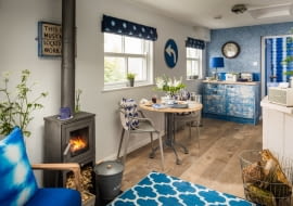 Z zewnątrz niepozorny, w środku prawdziwe zaskoczenie. Wyjątkowy domek nad morzem