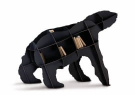 <B>Wydawać by się mogło, że regał na książki to mebel klasyczny - nic tylko półki, półki, półki. Tymczasem niektóre modele mają tak oryginalne kształty, że same w sobie stanowią niecodzienną dekorację. A co dopiero, gdy wypełnimy je książkami?</B> <BR >REGAŁ Joe Junior, laminowana płyta, 180 x 60 cm, wys. 95 cm, 4999 zł, Zoom