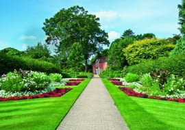 Rabaty z begoniami i kannami nawiązują do angielskich ogrodów wiejskich.