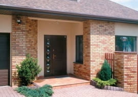 Płytek elewacyjnych nie trzeba układać na całej elewacji - można nimi wykończyć tylko pewne jej fragmenty.