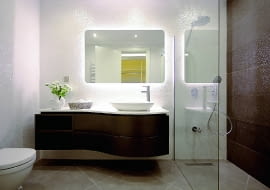 Przedmioty podświetlone kolorowym światłem LED wyglądają bardzo dekoracyjnie. W sprzedaży są lustra z wbudowanymi diodami (cena od 50 zł), można te kupić taśmy LED (od 20 zł) i oświetlić nimi dowolną część łazienki