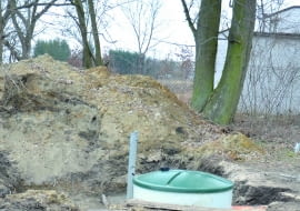 Kolejnym etapem prac było wykonanie podstawy pod oczyszczalnię (beton ze stalowym zbrojeniem). Po wyschnięciu fundamentu można było na nim ustawić plastikowy reaktor