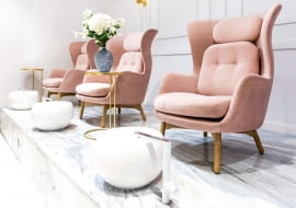 Podest wyłożono marmurem. Fotele są zrobione na zamówienie, misy marki Marmorin.