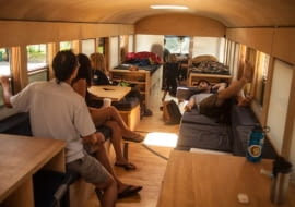 dom w autobusie, dziwne miejsca, mieszkanie w autobusie,