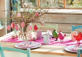 Ostertisch im Wintergarten : Strauss aus Zweigen von Amelanchier (Felsenbirne) und Corylus (Haselnuss) geschmckt mit Ostereiern, Hhnchen aus Metall 61060432,