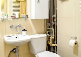 PRZED ZMIANĄ Wymiana rur spowodowała prawdziwe spustoszenie. Zwykle powstałe wtedy dziury zasłania się płytą gipsowo-kartonową i przykleja brakujące kafelki. Tutaj, z braku zapasowych płytek, takie rozwiązanie nie wchodziło w grę.