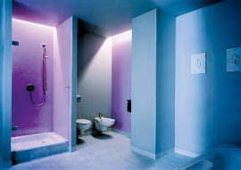 Ściany w łazience wykłada się nie tylko kafelkami, można na nich zastosować specjalny malarski system wodoodporny