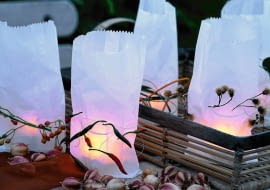 Lampiony. Papierowe torebki pełne światła - a w nich tea lighty w szklanych osłonkach.