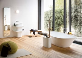 Pokój z wanną. Drewniana podłoga jest jednym z najbardziej popularnych oraz sprawdzonych sposobów, by ze zwykłej łazienki zrobić modny salon kąpielowy. www.rexadesign.it