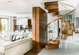 Eleganckie schody gotowe. Drewno