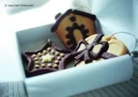 Gwiazdki, aniołki, mikołaje znakomicie prezentują się zarówno na bożonarodzeniowej choince, jak i na światecznym stole. W upieczeniu ślicznych i smacznych ciasteczek pomogą nam odpowiednie foremki. <BR /> FORMY DO CIAST. Różne kształty, z silikonu, 31,5 x 33 cm, wymiary ciastka 8,7 x 8,5 cm, 76 zł, kocham-jesc.pl