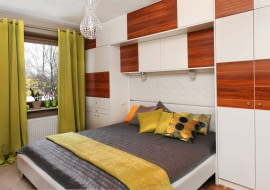 <B>Niewielka powierzchnia sypialni nie musi być przeszkodzą w jej funkcjonalnym zagospodarowaniu. Nawet w bardzo małym pomieszczeniu można bowiem znaleźć miejsce na pojemne, a przy tym estetyczne schowki. Wystarczy spojrzeć na wnętrza, które prezentujemy na kolejnych stronach.</B> <BR />SCHOWKI NA ZAPAS. Mieszkamy tutaj prawie rok i nie udało się nam jeszcze zapełnić nawet połowy półek i wieszaków, mówi pani domu. Nic dziwnego, bo schowki, zajmujące niemal dwie ściany, zapewniają dużo miejsca do przechowywania. Co więcej, tak pojemna zabudowa nie przytłacza niewielkiego wnętrza. <BR />Zabudowa ściany wokół łóżka wygląda lekko i nie przytłacza wnętrza. Ten efekt osiągnięto dzięki zastosowaniu jasnych, połyskliwych materiałów (lakierowana na biało płyta MDF). Fronty szafek pokryte laminatem imitującym drewno pozwoliły uniknąć monotonii.