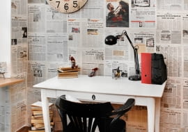 Niecodzienne wykończenie ściany możemy zrobić z gazet codziennych. Wystarczy znaleźć strony z atrakcyjną grafiką i ciekawymi tytułami. Tak dekoracja będzie nie tylko niepowtarzalna, ale i bardzo tania.