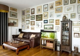 Akwarele pochodzą z różnych stron świata. Sporo jest z Grecji, bo tam gospodarze lubią spędzać wakacje. Wiele pochodzi znad Bałtyku (uwieczniły gdańskie kościoły, sopockie kamieniczki). Są też widoczki z Francji, Holandii, Niemiec, a także z Madery.