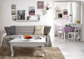 <B>Początkowo dzień 40. urodzin Marty zapowiadał się zwyczajnie: praca, obiad, kino. Ale wieczorem czekał na nią niezwykły prezent - odmieniony nie do poznania wystrój mieszkania. Ten szczodry dar przygotowali przyjaciele podczas dwunastu godzin jej nieobecności.</B> <BR />PO ZMIANIE. Kanapa wbrew pozorom nie została zmieniona. Przykryto ją tylko efektowną pikowaną narzu-tą i dobranymi do niej poduszkami. Tkaniny dekoracyjne, z dywanem włącznie, oraz pozostałe ozdoby przyjaciele po konsultacji ze stylistką gromadzili od kilku tygodni. Stolik kawowy, kupiony na targu staroci, został przemalowany na biało metodą przecierek, tak by pasował do nowej koncepcji wystroju - wnętrza w stylu shabby chic. To dzieło Magdaleny, która przygotowała projekt zmian i zaplanowała co do minuty prace aranżacyjne.