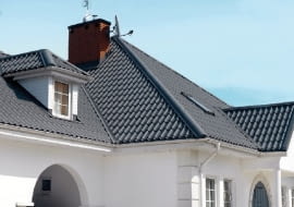 Polacy najczęściej wybierają do pokrycia dachu blachodachówkę