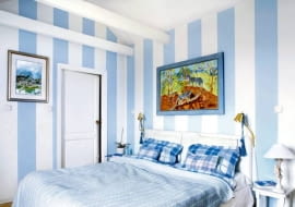 Styl zwany romantycznym, rozpowszechniony na dawnej angielskiej prowincji, jak rzadko który opiera się modom. Oczywiście przybierał różne oblicza, ale zawsze tworzył we wnętrzach bardzo przytulny, sprzyjający odpoczynkowi klimat.