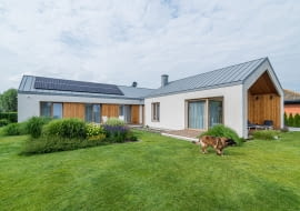 Ten dom jest jednym z najlepszych przykładów nowoczesnego budownictwa zamkniętego dwuspadowym dachem