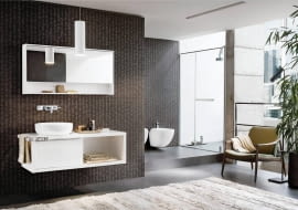 Meble łazienkowe zwracają uwagę prostymi formami i wyjątkową funkcjonalnością: szafki wysuwające się jak cargo, płytkie szuflady wewnętrzne (idealne do przechowywania mniejszych akcesoriów i kosmetyków), wygodne półki pod lustrem lub po bokach obudowy, rozmaite relingi. W projektach króluje biel. Modne są również najróżniejsze odcienie beżu oraz (rzadziej) czerń. Ta 'monotonia' kolorystyczna sprzyja przejrzystej aranżacji wnętrza. <BR > Meble łazienkowe. OVUM by Antonio Citterio, szafka podumywalkowa z płyty wilgocioodpornej, 127 x 39,9 cm, wys. 57 cm Sanitec Koło, 2726 zł; szafka z lustrem, 120 x 13,5 cm, wys. 60 cm, Sanitec Koło, 1781 zł