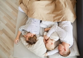 rodzina lezaca na wygodnym materacu