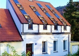 Kolektor zainstalowany nad oknem wyposażonym w roletę zewnętrzną. By było to możliwe, standardowy kołnierz trzeba zastąpić specjalnym, szerszym