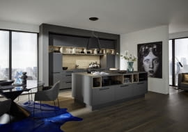 Modne kolory w aranżacji kuchni to m.in. ciemne odcienie szarości często łączone z drewnem.