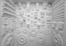 Sztukateria to różnorodne elementy dekoracyjne wykonane ze styropianu, gipsu, poliuretanu ewentualnie z drewna.