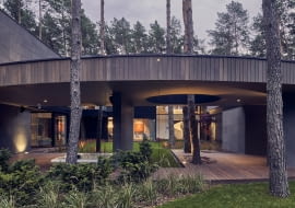 Circle Wood House – dom wkomponowany w las, las wkomponowany w dom
