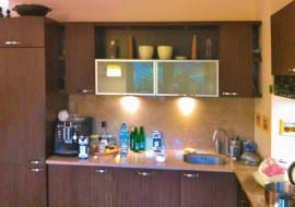 <B>Połączona z salonem kuchnia nie była już modna. Co gorsza, nie odpowiadała też potrzebom czteroosobowej rodziny. Remont okazał się kosztowny, ale gospodarze nie żałują wydanych pieniędzy. Zyskali bowiem wnętrze nowoczesne, przestronne i wygodne.</B> PRZED ZMIANĄ. Zabudowa kuchenna miała poważne wady. Brakowało w niej wystarczającej liczby schowków, za krótkie też były blaty robocze.