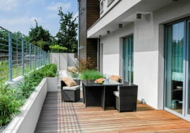 Mały ogród z dużym tarasem.