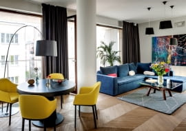 Salon dzieli na dwie części filar.