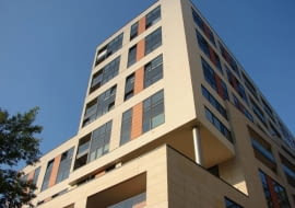 Kolejny apartamentowiec położony jest również w ścisłym centrum, nieopodal Placu Grzybowskiego i historycznej ulicy Próżnej.