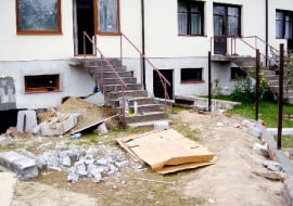 Jeśli piwnica została zalana w wyniku powodzi, usuwanie jej można zacząć dopiero po opadnięciu wód gruntowych poniżej poziomu posadzki