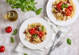 Makaron z serem feta i pomidorami