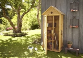 Duża szafa ogrodowa z impregnowanego drewna świerkowego, z ocynkowanym blaszanym dachem i trzema półkami, mocowanymi na różnych wysokościach. Zmieszczą się w niej nawet narzędzia z długimi trzonkami. Wymiary: szer. 82 cm, wys. 178 cm, gł. 45 cm. Półki udźwigną ciężar do 30 kg, Cena: ok. 700 zł, www.tchibo.pl