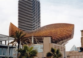 Architektura Barcelony - nowoczesne budynki, rzeźby i genialny Gaudi. Co warto zobaczyć? [PRZEWODNIK ARCHITEKTONICZNY]