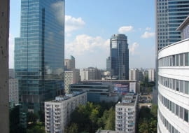 Z okien apartamentu będzie można dostrzec przemiany Warszawy: bloki mieszkalne z lat '60, współczesne, "szklane domy" i wkomponowaną zieleń podwórzy.