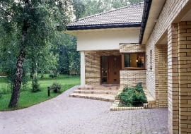 Wejście do domu wyznaczone głębokim zadaszeniem