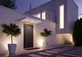 Terentius/OKNOPLAST | Panel nakładkowy o gr. 76 lub 90 mm | zamek listwowy Secury Automatic samoryglujący w 3 punktach; rozeta pierścieniowa zabezpieczająca wkładkę przed włamaniem; Ud od 0,7 W/(m?K). | Cena (netto): od 8487 zł, www.oknoplast.com.pl