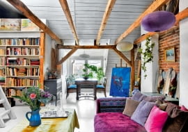 UWAGA ! DO JEDNORAZOWEJ PUBLIKACJIWARSZAWA , MIESZKANIE NA PODDASZU , WNETRZA , MEBLE , MALARSTWO WLASCICIELKI I JEJ STRYJA .STYLIZACJA : MAGDA RZESZOTFOT. CELESTYNA KROLPUBLIKACJA CZTERY KATY NR 5 (308) - 5 2017