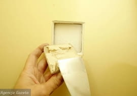 12.09.2007 WARSZAWA - CZTERY KATY - USUWANIE DZIURY W SCIANIE CZTERY KATY FOT. ALBERT ZAWADA / AGENCJA GAZETA PUBLIKACJA CZTERY KATY NR 11 (193) - 11 2007